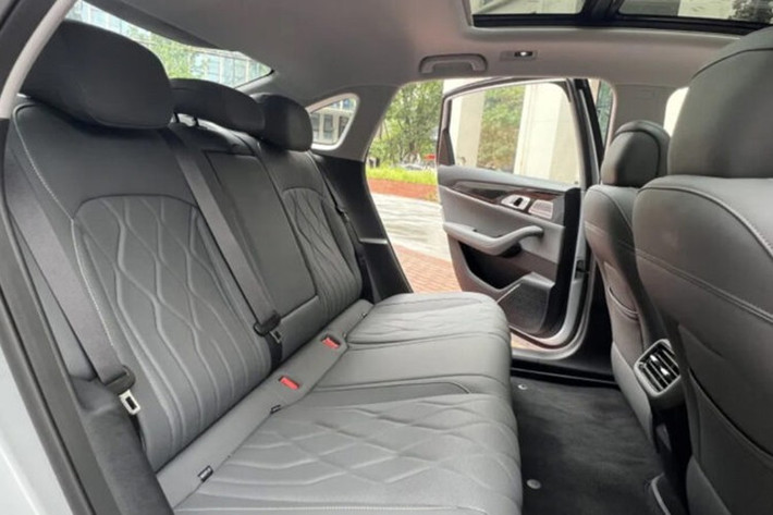 Với công nghệ này, Galaxy A7 đạt mức tiêu thụ nhiên liệu chỉ 2,67 lít/100 km theo chu trình CLTC của Trung Quốc. Mức tiêu thụ này được đo với phiên bản sử dụng pin lithium-sắt-photphat (LFP) nhỏ hơn với dung lượng 8,5 kWh, cung cấp phạm vi chạy khoảng 70 km mà không cần dùng động cơ xăng.