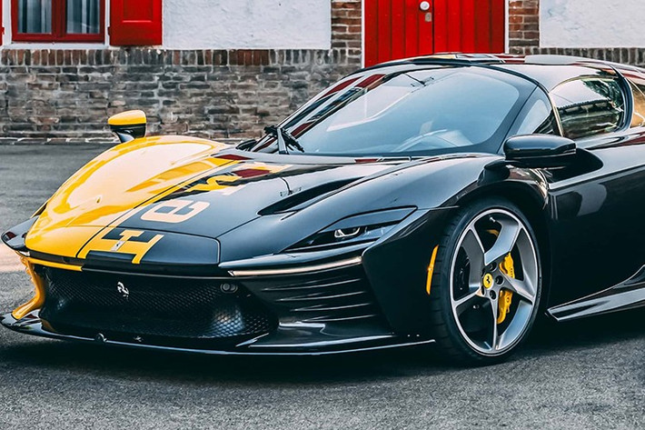 Khi búa được gõ tại RM Sotheby's, chiếc Daytona SP3 599+1 đã được bán với giá cao hơn gấp mười lần giá gốc. Điều này đưa nó lên vị trí thứ 13 trong danh sách những chiếc xe đắt nhất mọi thời đại được bán đấu giá, nhưng sẽ không ai tin được có tỷ phú chi ra 26 triệu đô la (tương đương 683 tỷ đồng), đủ để bạn sở hữu từ 100 đến 150 chiếc siêu xe trong garage.