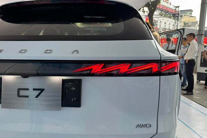 Theo nhân viên tư vấn bán hàng tại đại lý, Omoda C7 sẽ có giá bán dao động trong khoảng từ 800 - 900 triệu đồng tại Việt Nam. Ban đầu, xe sẽ được nhập khẩu nguyên chiếc tại Việt Nam. Khi nhà máy tại tỉnh Thái Bình đi vào hoạt động, dự kiến từ năm 2026, xe có thể sẽ được lắp ráp tại Việt Nam và có giá hấp dẫn hơn.