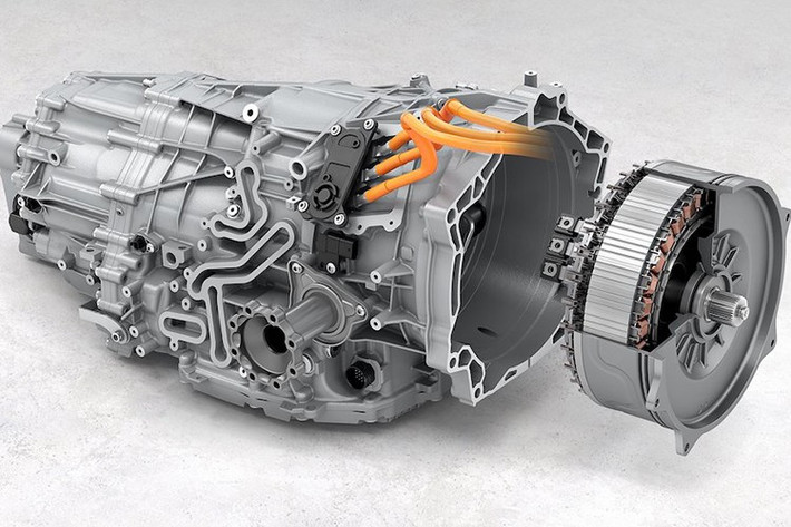 Động cơ giờ đây đã được điện hóa giống như trên 911 Carrera GTS . Bản GTS chỉ có một bộ tăng áp điện tử (eTurbo) tích hợp vào hệ thống T-Hybrid 400V với bộ pin 1,9kWh, nhưng có hai bộ eTurbo cho Turbo S, với một tuabin và máy nén được thiết kế đặc biệt. Porsche cho biết việc tăng từ 1 lên 2 bộ eTurbo không chỉ tăng công suất tối đa mà còn cải thiện khả năng phản hồi.