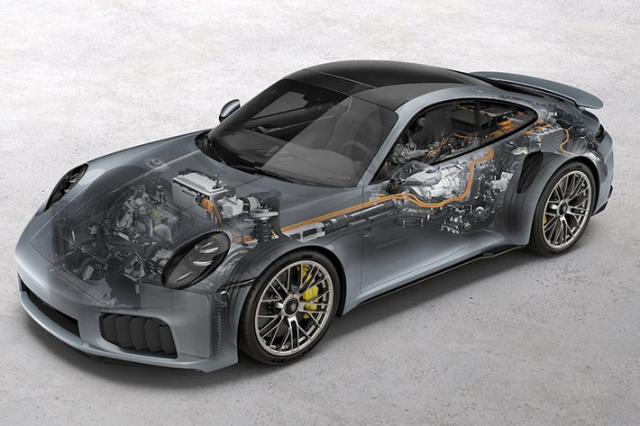 Hộp số PDK 8 cấp tích hợp động cơ điện truyền sức mạnh đến hệ dẫn động bốn bánh toàn thời gian, giúp Turbo S Coupe tăng tốc từ 0-100km/h trong 2,5 giây - nhanh hơn cả hypercar McLaren W1 cần 2,7 giây ), giảm 2/10 giây so với trước đây. Xe tăng tốc từ 0-200km/h chỉ trong 8,4 giây, nhanh hơn nửa giây. Tốc độ tối đa đạt 322km/h.