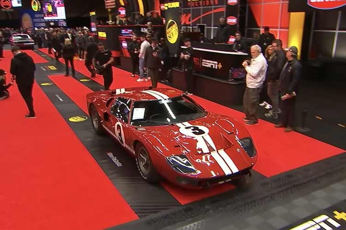 Chiếc Ford GT40 MkII Factory Lightweight năm 1966, được cho là chiếc xe nguyên bản nhất thế giới, cũng đã trở thành một trong những chiếc xe đắt nhất được bán đấu giá tại Mecum vào cuối tuần qua. Một người đã trả một khoản tiền đáng kinh ngạc là 12.375.000 USD (khoảng 325 tỷ đồng) để sở hữu nó, đưa nó vào Top 3 những chiếc xe đắt nhất được bán tại sự kiện này