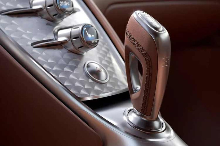 Đó là minh chứng rõ rệt cho thấy việc chạy theo sự hoàn hảo về mặt kỹ thuật của Piech đã khiến chiếc xe đi trước thời đại tới mức nào. Nhưng nó cũng nhìn về tương lai bằng một cách truyền thống hơn bao giờ hết qua một chi tiết: chiếc đồng hồ ở đỉnh bảng điều khiển trung tâm.