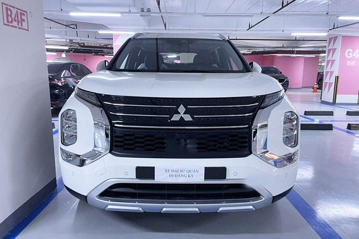 Được biết, đây là mẫu xe Mitsubishi Outlander 2025 thuộc sở hữu của một cơ quan đại sứ quán và không nằm trong danh mục phân phối chính hãng. Outlander đời mới hiện chỉ được Mitsubishi bán tại một số thị trường, nên sự xuất hiện của mẫu xe này tại Việt Nam nhanh chóng thu hút sự chú ý.