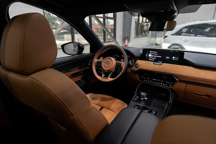 Khoang nội thất 6 - 7 chỗ ngồi đặt theo phong cách SUV hạng sang với vật liệu cao cấp. Về vận hành, CX-90 2025 dùng động cơ I6 3.3L tăng áp, đi kèm dẫn động AWD và hộp số tự động 8 cấp, cung cấp công suất 280 - 340 mã lực tùy phiên bản. Một cấu hình plug-in hybrid là lựa chọn được đánh giá cao về tối ưu nhiên liệu, dù chưa rõ có xuất hiện tại Việt Nam hay không.