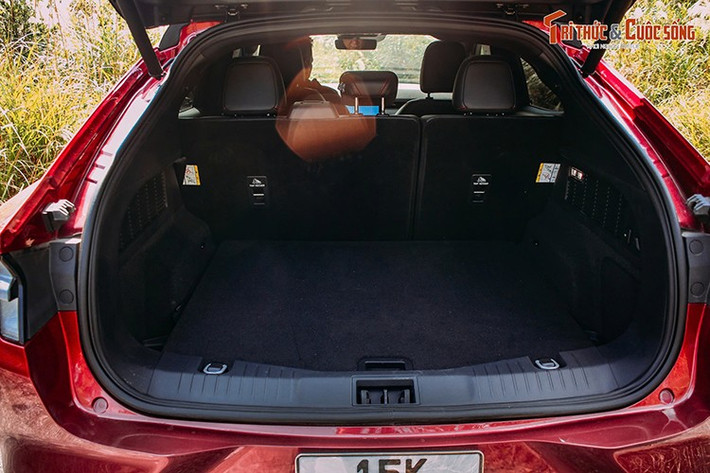 Bên dưới sàn xe, Ford Mustang Mach-E trang bị khối pin Lithium-ion phạm vi mở rộng với 376 cell và dung lượng hiệu dụng 88 kWh cho phạm vi hoạt động lên đến 550 km/lần sạc theo chuẩn WLTP. Ford Mustang Mach-E còn có hỗ trợ sạc AC lên đén 11kW cho phép sạc 10% đến 80% trong 6 giờ. Ngoài ra, mẫu SUV thuần điện của Ford còn hỗ trợ sạc nhanh DC 150 kW, cho thời gian sạc pin từ 10% - 80% trong vòng 36 phút.