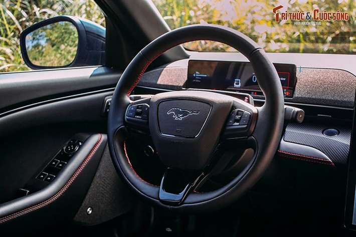 Ford Mustang Mach-E tại Việt Nam cũng được trang bị hệ thống động cơ điện kép với 2 mô-tơ đặt trước – sau, dẫn động bốn bánh toàn thời gian cho công suất tối đa đạt 389 mã lực và mô-men xoắn 676 Nm. Sức mạnh cho phép thời gian tăng tốc từ 0-100 km/h trong vòng 4,5 giây.