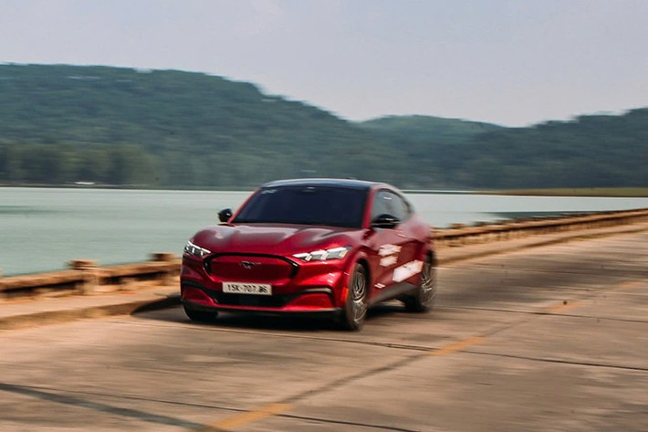 Ford Mustang Mach-E có giá bán chính hãng tại Việt Nam là 2,599 tỷ đồng. 300 khách hàng đầu tiên sẽ ưu đãi giá 2,499 tỷ đồng, đồng thời được tặng kèm bộ sạc di động theo xe, bộ sạc treo tường và miễn phí công lắp đặt. Ngoài ưu đãi giá bán, 150 khách hàng đầu tiên sẽ nhận thêm voucher tương đương 6 tháng sử dụng dịch vụ trạm sạc, bộ quà tặng chào mừng khách hàng Mach-E...