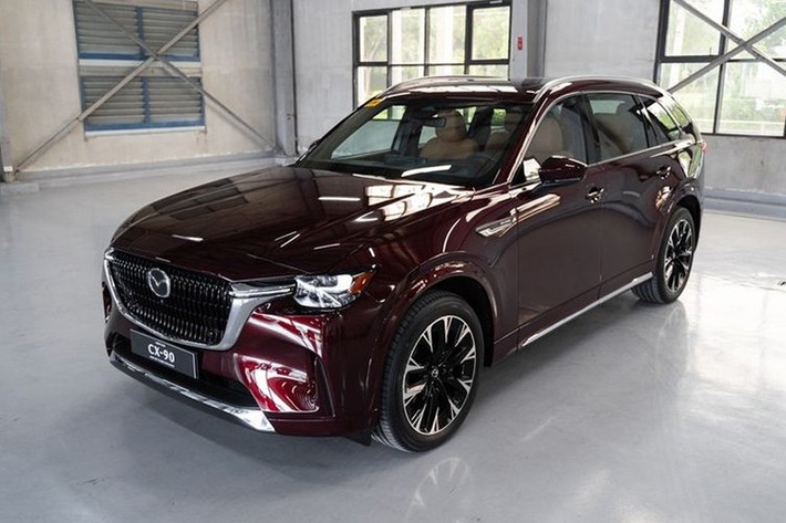 Mazda CX-90﻿ ﻿CX-90 là mẫu xe lớn nhất trong bộ ba Mazda mới lộ diện tại Việt Nam. Ngoại thất bề thế với kích thước vượt trội, đèn hậu LED kéo ngang và thân xe lớn tạo cảm giác sang trọng. CX-90 được thiết kế đúng chuẩn SUV đầu bảng và hiện là mẫu xe mang tính đại diện cho dải sản phẩm tại nhiều thị trường.