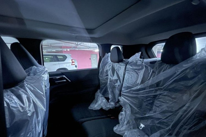 Chất liệu da bán aniline, đồ họa mới cho bảng đồng hồ kỹ thuật số và camera trong cabin phục vụ tính năng cảnh báo người lái mệt mỏi là những điểm nhấn giúp mẫu xe này tiệm cận phân khúc SUV cao cấp hơn.