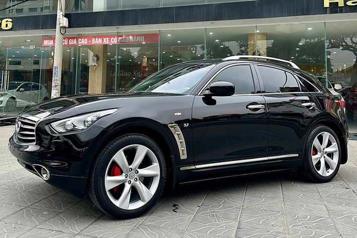 Dù đã rút khỏi thị trường Việt Nam từ năm 2021, những chiếc SUV hạng sang sang Infiniti QX70 đời cũ vẫn được nhiều người dùng săn lùng trên thị trường. Với mức giá khoảng 1 tỷ đồng cho một chiếc đời 2015, mẫu SUV này đang nằm cùng tầm với nhiều dòng C-SUV phổ thông mới như Mazda CX-5 hay Ford Territory nhưng lại sở hữu động cơ V6 mạnh mẽ, khung gầm chắc chắn và nhiều công nghệ cao cấp.
