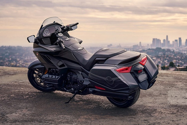 Điểm nhấn trong thiết kế đến từ phần đầu xe hầm hố, cụm đèn pha LED sử dụng 5 thấu kính quang học, tạo nên dải sáng Jewel-Eye đặc trưng. Yên xe bọc da cao cấp, thiết kế công thái học. Các khoang chứa đồ có tổng dung tích 120 lít, tích hợp khóa thông minh Smart Key và cơ cấu giảm chấn thủy lực, giúp đóng mở nhẹ nhàng và bảo vệ hành lý an toàn.