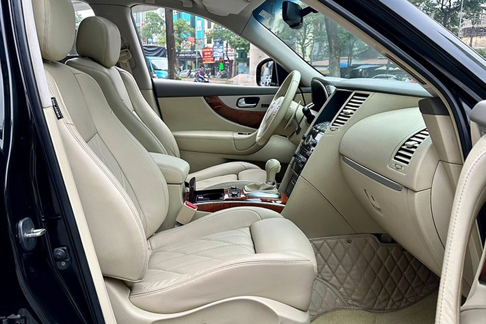 Tuy nhiên, người mua Infiniti QX70 đời 2015 cần cân nhắc vì mức tiêu thụ nhiên liệu của xe khá cao, có thể lên tới 20 lít/100km theo phản hồi từ một số người dùng.