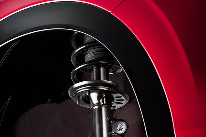 Các trang bị ngoại thất còn lại trên Vezel RS 2026 được giữ nguyên, với đèn pha full-LED tự động thay đổi chế độ chiếu xa/gần, đèn hậu LED được ốp vỏ màu khói,...