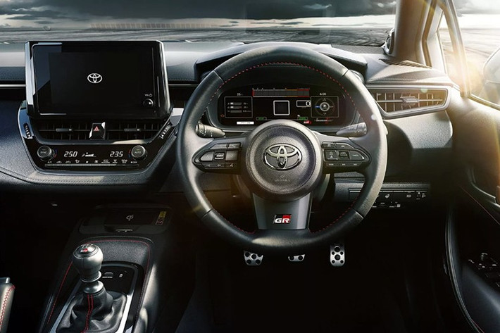 Khoang cabin bổ sung hệ thống âm thanh JBL cao cấp với 9 loa, trong đó có loa siêu trầm đặt ở cốp. Hệ thống Active Sound Control (ASC) được cải tiến, cho phép tùy chỉnh 3 chế độ âm thanh và tăng hiệu ứng khi tăng tốc hoặc sang số. Người dùng có thể tắt hoàn toàn nếu muốn.