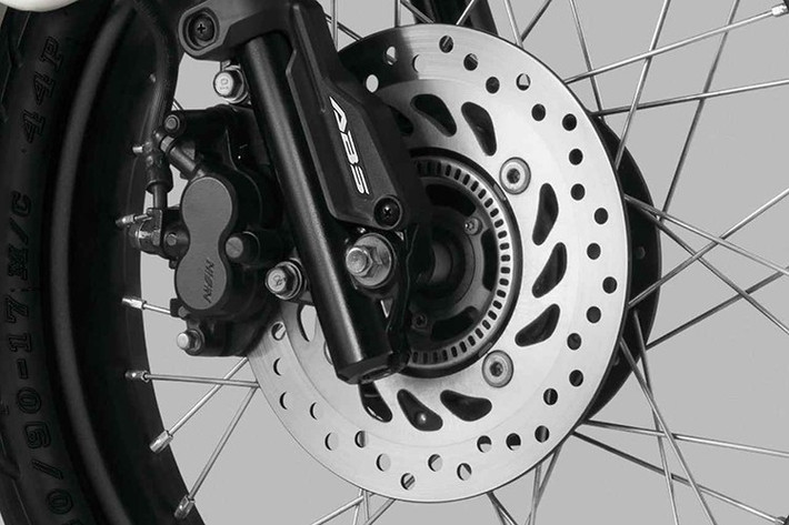 Bên cạnh đó, một điểm nhấn đặc biệt trong thiết kế của CT125 đó là hộp lọc gió kèm cổ hút được đặt cao ở phía bên trái thân xe và pô vắt ở bên phải, khiến nó có khả năng lội nước sâu ngập hết bánh.