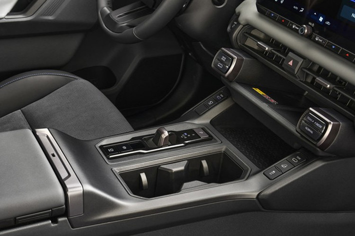 Toyota cung cấp ba phong cách thiết kế ngoại thất cho RAV4 mới: Core, Sport và Rugged, tương ứng với bảy phiên bản trang bị như LE, XLE Premium, Limited (Core); SE, XSE, GR Sport (Sport); và Woodland Edition (Rugged). Mỗi phiên bản mang phong cách và tính năng riêng biệt, phù hợp với nhu cầu từ đô thị đến off-road.