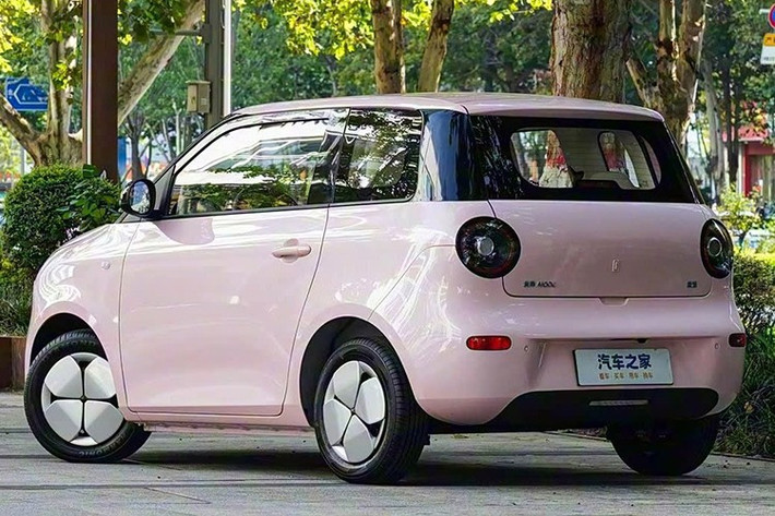 Thiết kế đèn pha là chi tiết nhận diện: nắp ca-pô “ăn” vào phần đèn khiến cụm đèn tròn trông như đôi mắt đang nheo lại, tạo vẻ hóm hỉnh. Đuôi xe duy trì motif tròn đồng bộ với đèn hậu. Tay nắm cửa truyền thống giúp thao tác đóng/mở đơn giản, phù hợp đối tượng người dùng phổ thông.