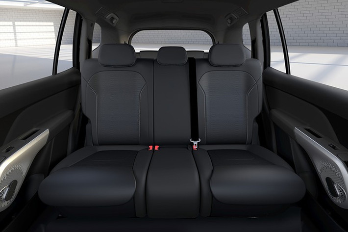 VinFast có cung cấp bộ sạc di động chính hãng 3,5kW và bộ sạc tại nhà 7,4kW cho khách mua Limo Green, nhưng hãng chưa xác nhận phụ kiện này sẽ được tặng kèm hay bán rời. Hệ dẫn động của Limo Green là cầu trước, với 3 chế độ lái gồm Eco (tiết kiệm), Comfort (thoải mái) và Sport (thể thao).