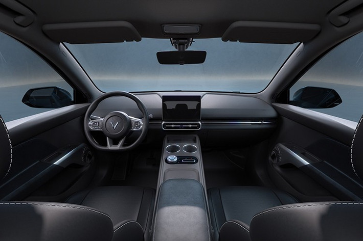 So sánh nhanh mẫu xe MPV VinFast Limo Green chạy điện với các đối thủ trong phân khúc, xe ngắn hơn một chút nhưng rộng hơn Toyota Innova Cross và lớn hơn đáng kể so với Mitsubishi Xpander.