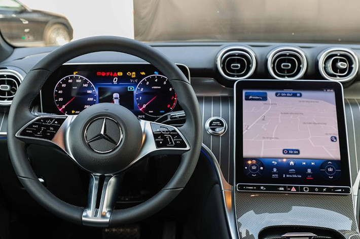 Hệ thống dẫn đường tích hợp bản đồ Việt Nam, gương chiếu hậu tự động chống chói, điều hòa tự động 2 vùng Thermatic, cửa gió dành cho hàng ghế sau, cổng USB Type C, sạc điện thoại không dây, đèn viền 64 màu tùy chỉnh và điều khiển bằng giọng nói.