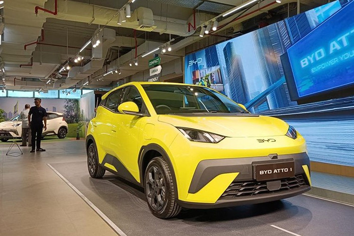 Được biết đến dưới cái tên Seagull ở thị trường Trung Quốc và Dolphin Surf như ở châu Âu, BYD Atto 1 nằm trong phân khúc xe xe hatchback hạng A. Xe sở hữu kích thước dài x rộng x cao lần lượt 3.925 x 1.720 x 1.590 mm và chiều dài cơ sở 2.500 mm. Bên ngoài, xe được thiết kế nhắm tới nhóm khách hàng trẻ và sống tại khu vực đô thị.