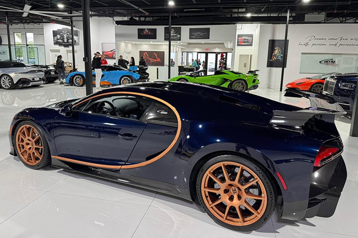 Chiếc Bugatti Chiron Pur Sport hàng hiếm này đã xuất hiện trước công chúng tại tuần lễ xe hơi Monterey năm 2021, mang đến cho các nhà sưu tập và người hâm mộ cái nhìn đầu tiên về siêu xe mới nhất tập trung vào khả năng xử lý của Bugatti.
