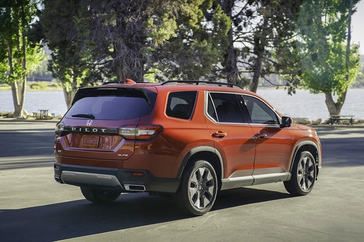 Xe tiếp tục sử dụng động cơ V6 3.5L hút khí tự nhiên cho công suất 285 mã lực, mô-men xoắn 355 Nm, kết hợp hộp số tự động 10 cấp. Hệ dẫn động AWD i-VTM4 là tùy chọn cho bản Sport và EX-L, tiêu chuẩn trên các bản còn lại.