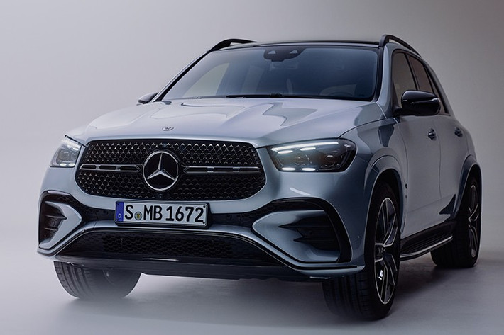 Mercedes-Benz GLE 400 e 4MATIC 2025 là mẫu xe SUV PHEV đầu tiên của Mercedes-Benz Việt Nam (MBV). Về ngoại hình, xe sở hữu lưới tản nhiệt mới với họa tiết ngôi sao ba cánh, cụm đèn MULTIBEAM LED và bộ mâm AMG 20-inch thiết kế nan 5 chấu kép, được phủ bóng màu xám Tremolite.