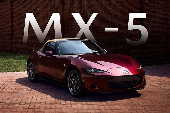 Bài đăng của Mazda Việt Nam đặc biệt nhấn mạnh đến phiên bản kỷ niệm 35 năm của MX-5. Phiên bản này tôn vinh di sản của một biểu tượng với những chi tiết độc quyền, bao gồm sắc đỏ Artisan Premium đặc trưng, bộ mâm hợp kim 17 inch có thiết kế riêng và huy hiệu kỷ niệm 35 năm.