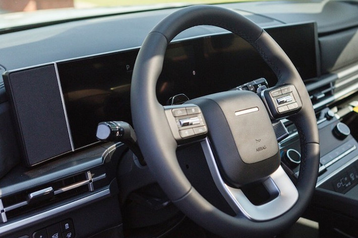 Thông thường, các phiên bản hybrid thường được định vị ở cấu hình cao cấp nhất, tương tự cách các hãng trang bị cho Honda CR-V, Kia Carnival hay Kia Sorento. Vì vậy, có thể kỳ vọng Hyundai Santa Fe hybrid sẽ sở hữu trang bị tương đương bản Calligraphy Turbo cao cấp nhất đang bán tại Việt Nam.