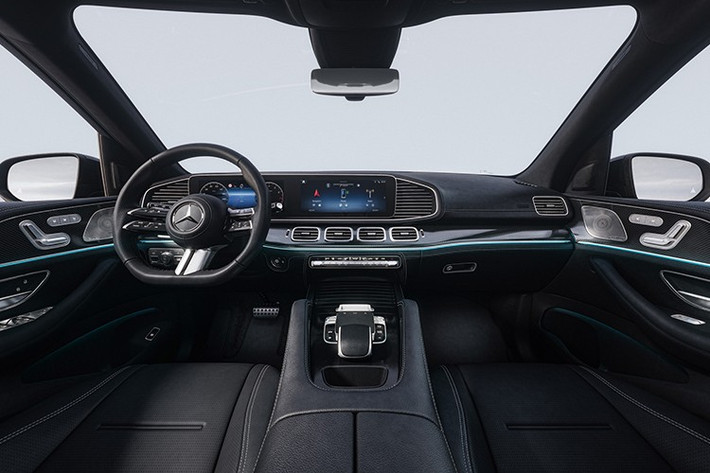 Đáng chú ý, GLE 400 e còn tích hợp gói ENERGIZING Comfort – kết hợp ánh sáng, âm nhạc, điều hòa và massage – biến khoang lái trở thành một “spa di động”. Hệ thống giải trí MBUX thế hệ mới với cụm màn hình đôi 12,3 inch, hỗ trợ điều khiển giọng nói “Hey Mercedes” cùng touchpad trung tâm giúp người lái tương tác thuận tiện. Công nghệ dẫn đường thực tế tăng cường (AR Navigation) nâng cao độ chính xác khi di chuyển trong đô thị.