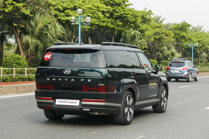 Về an toàn của SantaFe Hybrid bao gồm; phanh ABS, phân bổ lực phanh EBD, hỗ trợ phanh khẩn cấp BA, cân bằng điện tử ESC, chống trượt TCS, hỗ trợ khởi hành ngang dốc HAC và đổ đèo DBC. Ngoài ra, xe còn được trang bị kiểm soát hành trình thích ứng có tính năng dừng và đi, cảnh báo va chạm phía trước với hỗ trợ phanh tự động, hỗ trợ giữ làn, cảnh báo điểm mù, cảnh báo phương tiện cắt ngang phía sau và cảnh báo mất tập trung.