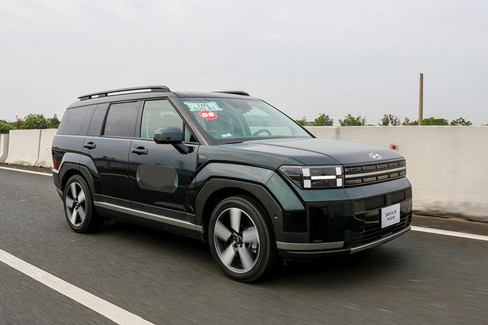 Với những lợi thế khá "đáng tiền", phiên bản hybrid của Hyundai SantaFe 2025 được kỳ vọng sẽ lấp đầy khoảng trống mà thế hệ cũ để lại, đồng thời thúc đẩy doanh số và khôi phục vị thế cạnh tranh sòng phẳng với những đối thủ khác trong phân khúc SUV 7 chỗ tại Việt Nam.