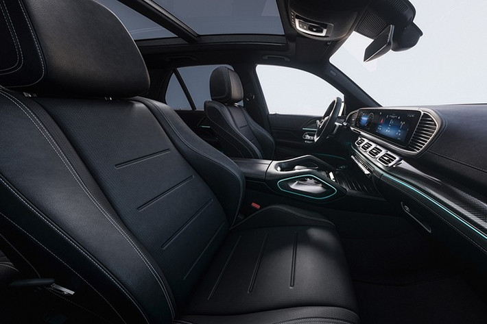 Trải nghiệm âm thanh trong xe được nâng lên một tầm cao mới với hệ thống 13 loa Burmester® tích hợp công nghệ Dolby Atmos®, mang lại hiệu ứng âm thanh vòm ba chiều chân thực. Ngoài ra, xe còn hỗ trợ kết nối không dây Apple CarPlay™ và Android Auto™, mang đến sự liền mạch trong trải nghiệm số.