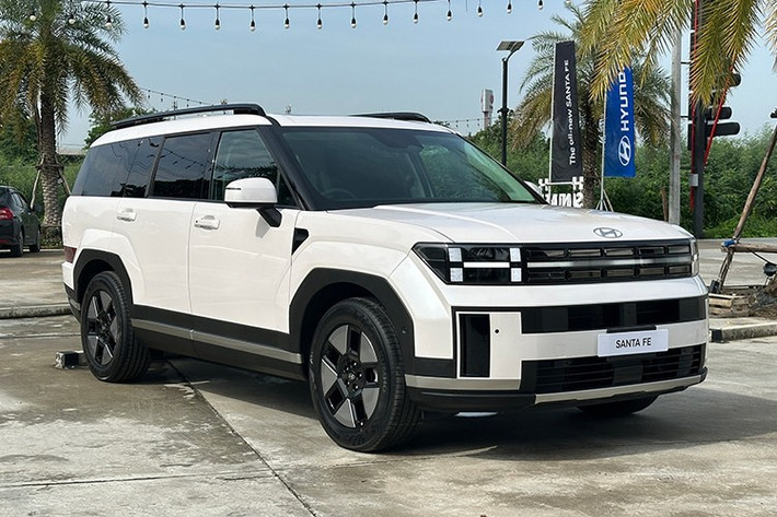 Hyundai SantaFe thế hệ mới tại Việt Nam đã mang đến nhiều thay đổi, song việc loại bỏ động cơ diesel khiến mẫu xe này phần nào mất lợi thế trong cuộc đua doanh số, đặc biệt là vấn đề tiêu hao nhiên liệu. Tuy nhiên sự xuất hiện của phiên bản Hybrid được xem là tín hiệu tích cực hứa hẹn xe sẽ có sức kéo khỏe đồng thời vấn đáp ứng yếu tố tiết kiệm nhiên liệu.