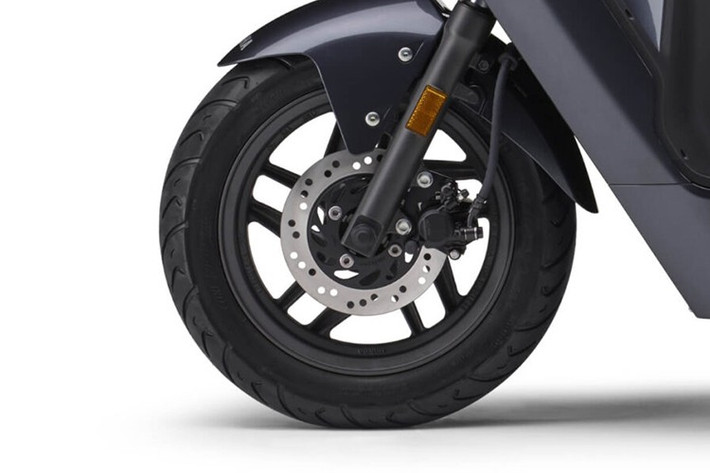 Về sức mạnh, Yamaha JOG E được trang bị động cơ điện AC Synchronous loại inhub, với công suất tối đa 1.7 kW tại 540 vòng/phút và mô-men xoắn tối đa 90 Nm tại 25 vòng/phút.