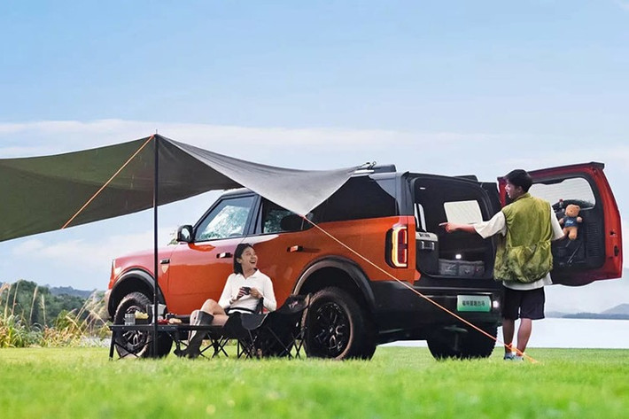 Thiết kế của Basecamp vẫn giữ phong cách cơ bắp đặc trưng của dòng Bronco, nhưng được tinh chỉnh theo thị hiếu người dùng châu Á: rộng rãi, thông minh, thân thiện với môi trường và đậm chất “tech”.