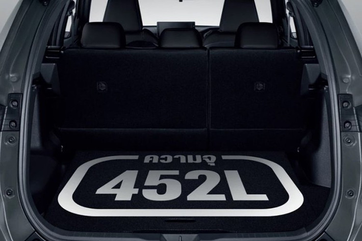 Xe hỗ trợ nhiên liệu E20 và hướng tới khả năng vận hành tiết kiệm, thân thiện môi trường. Theo thông số do nhà sản xuất công bố, Yaris Cross HEV có thể đạt tốc độ tối đa 160 km/h và mức tiêu hao nhiên liệu ấn tượng – chỉ 26,3 km/lít (tương đương 3.8 lít/100 km).