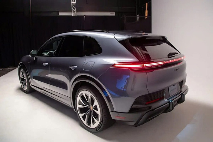 Ở chế độ lái thông thường, xe sản sinh công suất 844 mã lực, nhưng khi người lái kích hoạt chức năng "Push-to-Pass" trên vô-lăng, sức mạnh sẽ tăng thêm 173 mã lực trong 10 giây để phục vụ những pha vượt xe đầy phấn khích. Đặc biệt hơn, khi kích hoạt tính năng Launch Control, hệ thống có thể giải phóng nguồn năng lượng khổng lồ lên tới 850 kW, tương đương 1.139 mã lực và mô-men xoắn cực đại 1.500 Nm.