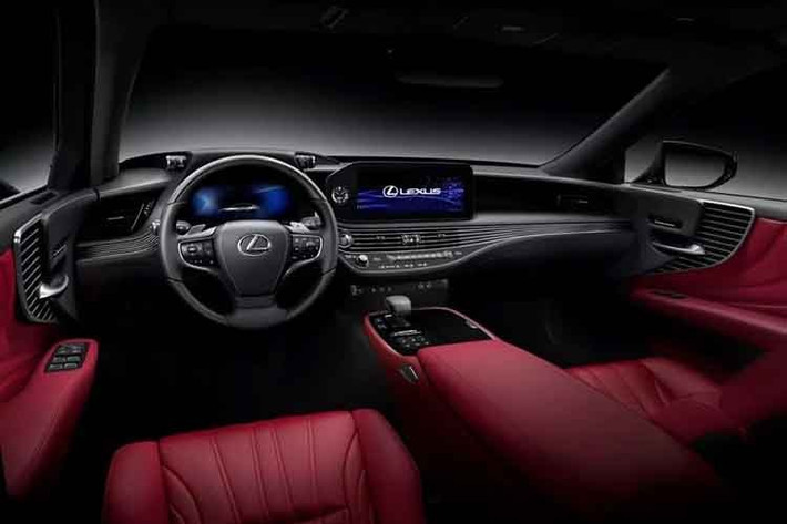 Khoang nội thất gợi nhớ những hình dáng quen thuộc của cuối thập niên 1980 và đầu 1990 với màu đỏ Rioja Red lần đầu tiên xuất hiện trên LS. Một số chi tiết đặc biệt gồm logo "Heritage Edition" khắc trên bệ trung tâm và hình dáng LS thêu trên tựa đầu ghế. Hàng ghế sau có sưởi, dây an toàn tích hợp cơ cấu nâng tự động, dàn âm thanh Mark Levinson 23 loa công suất 2.400 watt và tính năng đỗ xe tự động Advanced Park.