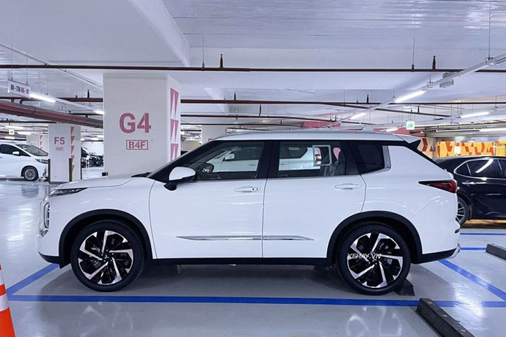 Về ngoại hình, Mitsubishi Outlander thế hệ mới có kích thước tổng thể 4.719 x 1.862 x 1.750 mm, nhỉnh hơn đôi chút so với nhiều mẫu crossover hạng C như Honda CR-V, Mazda CX-5 hay Hyundai Tucson.