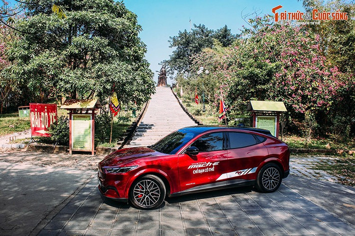 Trường hợp đang di chuyển trên đường và cần sạc gấp, chuẩn sạc nhanh DC 150 kW cho phép Ford Mustang Mach-E có thêm 107 km chỉ sau 10 phút sạc. Người lái Ford Mustang Mach-E cũng có thêm chế độ lái một bàn đạp (One-Pedal Drive) cho phép điều khiển tăng/giảm tốc chỉ với 1 chân ga. Ngoài ra, Ford Mustang Mach-E còn trang bị ba chế dộ lái: Whisper, Active và Untame.