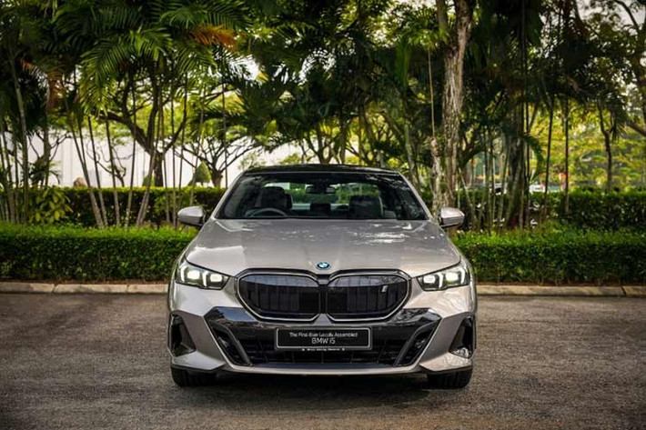 Với khả năng sạc nhanh DC 205 kW (10-80% trong 34 phút), BMW i5 lắp ráp nội địa không chỉ giải quyết bài toán về giá thành mà còn củng cố niềm tin của khách hàng vào hạ tầng xe điện hạng sang tại Đông Nam Á. Bước đi này của BMW được dự báo sẽ tạo áp lực lớn lên các đối thủ như Mercedes-Benz EQE hay Audi e-tron trong cuộc đua giành thị phần xe xanh.