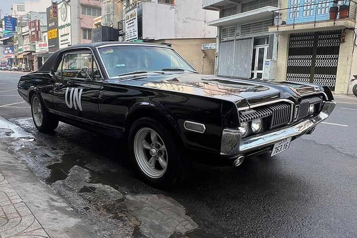 Đằng sau đèn hậu cũng thế, được bao bọc mới các nan xếp thành hàng ngang, như nanh vuốt của các loài thú dữ. Chiếc xe có màu đen, nội thất cùng mau, và hiện chưa rõ doanh nhân này có sở hữu thêm Mercury Cougar 1968 thứ 2 không. Cougar là dòng xe được Mercury bán ra từ năm 1967 đến năm 2002. Dòng xe này rất đa dạng.