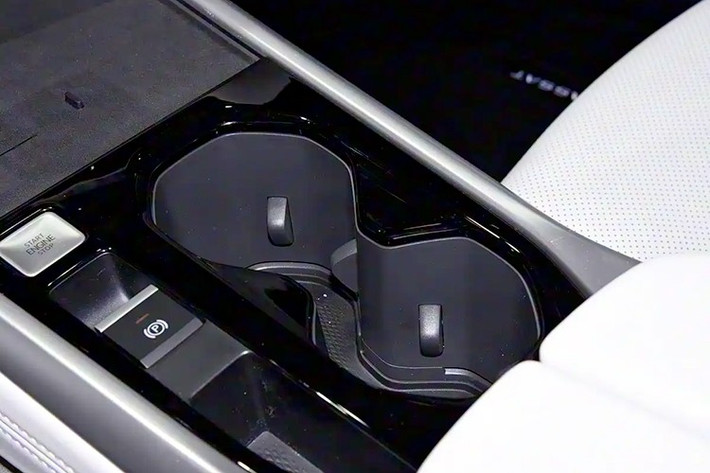 Passat là mẫu sedan hạng D có doanh số khá tốt của liên doanh SAIC-Volkswagen tại thị trường Trung Quốc. Từ tháng 1 đến tháng 10/2025, xe đạt doanh số cộng dồn 187.807 chiếc, trở thành mẫu sedan hạng D của công ty liên doanh bán chạy nhất tại thị trường tỷ dân.