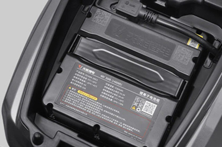 Xe máy điện Honda S09R cũng sử dụng vành đúc và lốp không săm kích thước 3.00-10 cho vận hành an toàn. Ngoài ra, xe cũng được trang bị hệ thống phanh đĩa cho cả bánh trước và bánh sau.