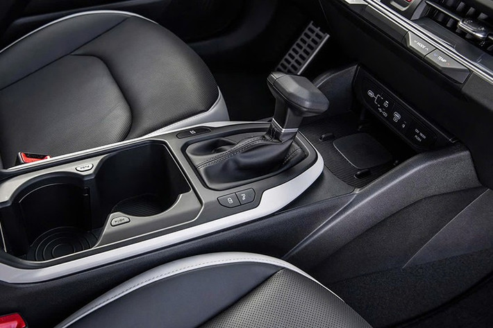 Nội thất của K4 Hatchback 2026 mang đậm chất công nghệ với cụm màn hình kép và hệ thống thông tin giải trí ccNC mới nhất của Kia. Các tính năng tiêu chuẩn bao gồm kết nối Apple CarPlay và Android Auto không dây, sạc điện thoại không dây, ghế ngồi bọc da nhân tạo SynTex, ghế trước có chức năng sưởi.