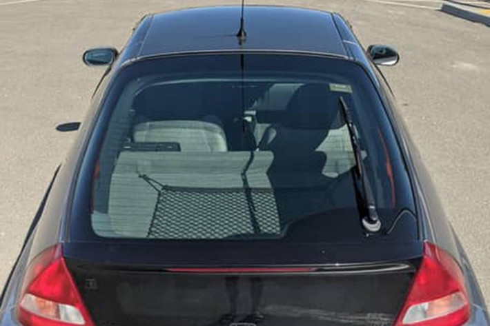 Đây là mẫu hybrid hai chỗ, được trang bị động cơ xăng 1.0L 3 xi-lanh nguyên bản từ khi xuất xưởng. Trong 20 năm qua, xe trải qua hai đời chủ nhưng vẫn luôn được chăm sóc kỹ lưỡng và chạy liên tục.