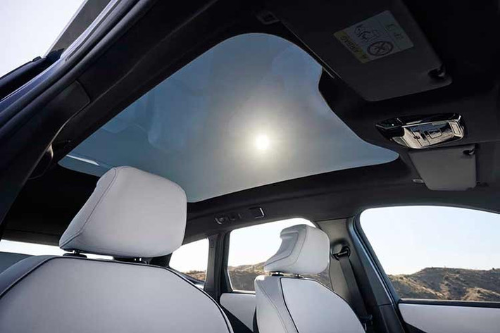 Không còn là các câu lệnh cứng nhắc, trợ lý giọng nói trên iX3 có khả năng hiểu ngữ cảnh, duy trì hội thoại và phản hồi linh hoạt hơn. Ví dụ, người lái có thể yêu cầu xe tìm trạm sạc, điều chỉnh điều hòa theo cảm nhận cá nhân hoặc hỏi thông tin hành trình – tất cả bằng ngôn ngữ tự nhiên. Đây là bước tiến rõ rệt cho thấy ô tô đang tiến gần hơn đến khái niệm “thiết bị công nghệ di động” đúng nghĩa.